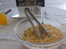Macarrão fácil à carbonara com molho branco e majericão