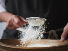 Finalmente colocamos fim ao debate: é preciso peneirar farinha antes de fazer uma receita?