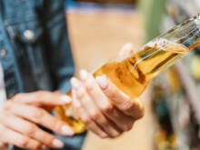 Morte e internações por metanol na bebida alcoólica: como se proteger antes de consumir álcool, segundo alerta urgente do Ministério da Justiça