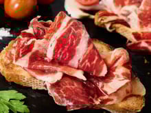 Muita gente está substituindo a manteiga da torrada por café e raspas de laranja. E, por mais estranho que pareça, faz sentido