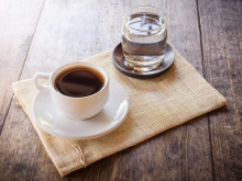 Beber a água com gás antes ou depois do café: confira