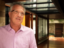 Aos 68 anos, Pedro Bial vive em mansão de R$ 20 milhões no Rio de Janeiro, construída em terreno inclinado, com vista para o Cristo Redentor e um pau-brasil centenário no jardim