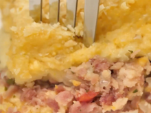 Receita fácil para o almoço: essa torta de flocão com carne seca e queijo coalho vai muito além do cuscuz