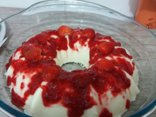 Manjar de liquidificador com calda de morango