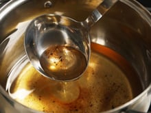 Coletor de lixo revela o erro que muita gente comete ao descartar óleo de cozinha: descubra no TudoGostoso como fazer do jeito certo