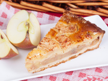 Eu corto as maçãs e despejo uma massa rápida por cima: são 5 minutos de trabalho, e o resto fica por conta do forno