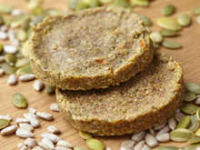 Faço esses biscoitos de aveia e ervas toda semana: crocante, saudável, fácil de fazer e como com geleia, requeijão ou puro mesmo