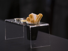 Churros com molho de maracujá e chocolate