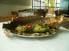 Robalo assado com farofa de castanhas