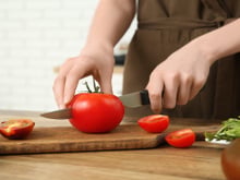O jeito que você corta tomate pode estar errado e isso muda a textura da receita