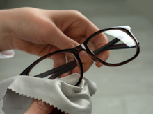 Nem álcool, nem detergente: como limpar as lentes dos óculos sem riscar com apenas 2 ingredientes de cozinha