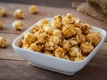 Pipoca doce caramelizada com mel: faz rapidinho no micro-ondas, sem óleo!