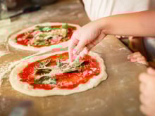 Descubra como é feita a verdadeira pizza italiana