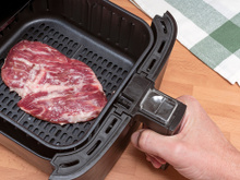 Adeus calor no fogão: o contrafilé na airfryer que fica bem suculento seguindo um passo simples