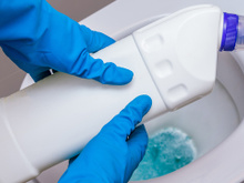 Banheiro não precisa ser lavado com água sanitária: a realidade polêmica que Dr. Bactéria alerta!