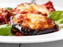 Eu faço toda semana esse jantar rápido e saboroso de berinjela à napolitana: receita gratinada vai fazer sucesso na sua família