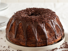 Bolo de chocolate vegano com calda que qualquer um vai se surpreender com o sabor!