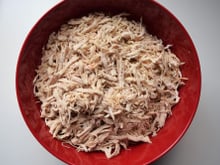 Como desfiar frango no micro-ondas: aprenda esse método incrível