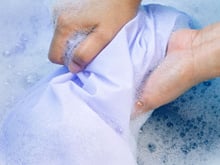 Adeus, roupas amareladas: truque das avós prova que você só só precisa de um produto para ter roupas brancas como neve