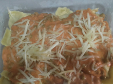 Ravioli ao molho de tomate e ervilha