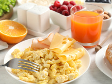 O café da manhã de apenas 3 ingredientes que promete acabar com o inchaço e garantir saciedade