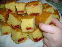 Bolo de fubá com goiabada