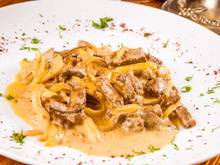 Bife acebolado com molho de maionese: receita simples