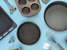 Kit com desconto! 5 assadeiras antiaderente para preparar bolos, tortas e outras receitas por menos de R$ 150