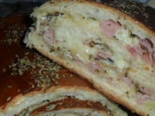 Esse pão caseiro recheado fica melhor que o da padaria: feito com ingredientes que você já tem e perfeito para o lanche da tarde