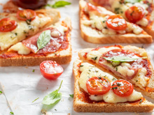 Essa pizza de pão de forma virou a salvação das férias com as crianças em casa