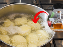 Adicione vinagre à água da batata e veja a mágica acontecer!