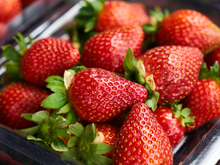 Nem leite condensado, nem iogurte: esse é o ingrediente que poucos sabem que realça o sabor do morango