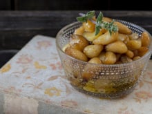 Alho confitado: como fazer o acompanhamento perfeito para torradas, saladas e carnes