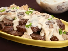 Carne com molho de três cogumelos