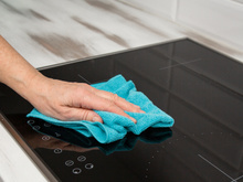 Descobri como remover marcas de queimado do vidro meu cooktop com um ingrediente simples que todo mundo tem em casa