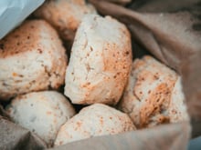 Pãozinho salgado de farinha de mandioca (sem glúten/lactose)