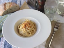 Receita de espaguete branco, o clássico prato de massa com molho cremoso que surpreende quem o experimenta por sua textura e sabor