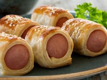 Enroladinho de salsicha com massa de pastel na airfryer, lanche rápido que as crianças amam