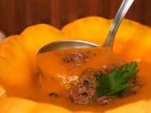 Parece de restaurante: como fazer sopa de abóbora cremosa com carne seca servida na própria casca, um passo a passo fácil para um jantar especial