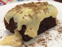 Bolo de oreo com cobertura de leite ninho é a sobremesa DELICIOSA que vai deixar todo mundo querendo mais!