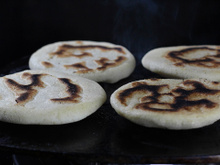O melhor pãozinho de aveia de frigideira que eu já fiz usa um ingrediente secreto para deixá-lo ainda mais gostoso