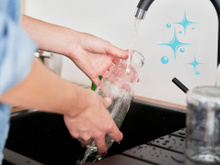 Rápido, fácil e eficaz: o truque que limpa o interior das garrafas mesmo que as tenha usado para sucos ou óleo