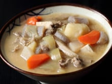 Tonjiru (sopa de missô com carne de porco)