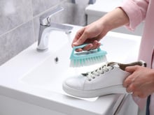 Nem amarelado, nem encardido: 3 truques caseiros para manter os tênis brancos sempre limpos de um jeito fácil