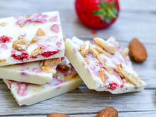Barra de leite em pó com frutas ou nozes, proteica e de poucos ingredientes