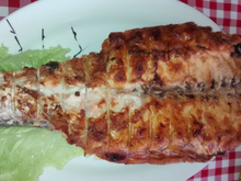 Tainha na brasa com molho de laranja, mostarda e mel