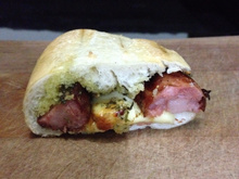 Salsipão gourmet (pão com salsichão)