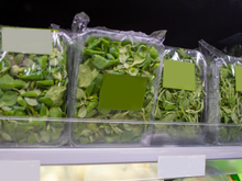 Você não vai acreditar no que essa mulher encontrou na embalagem de verdura (cuidado, pode te dar pesadelo!)