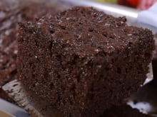 Esse é o bolo de chocolate mais molhadinho do mundo, bem chocolatudo e com uma calda irresistível: nem precisa tirar da forma que vai acabar rapidinho