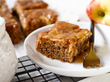 Bolo de maçã com iogurte: receita simples de fazer e deliciosa do primeiro ao último pedaço